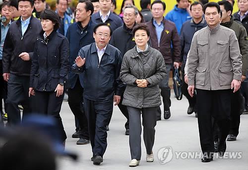 Tổng thống Hàn Quốc tới thăm nơi được dựng lên để viếng các nạn nhân xấu số trong vụ chìm phà