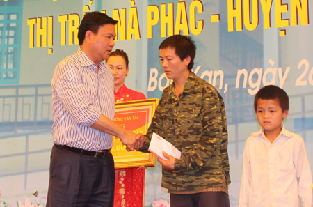 Bộ trưởng Đinh La Thăng trao số tiền 30 triệu đồng để xây dựng nhà tình thương cho gia đình anh Hầu Văn Tinh