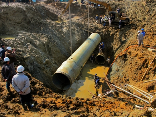Đường ống nước sông Đà bị vỡ 6 lần nhưng chưa tìm được nguyên nhân. Ảnh: Khánh Linh