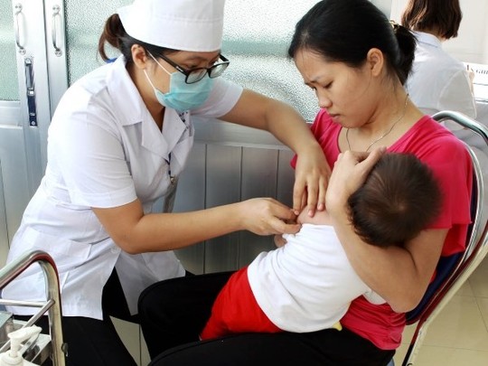 Nhân viên y tế tiêm phòng vắc-xin sởi cho trẻ tại Hà Nội