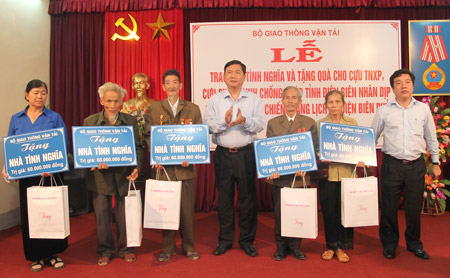 Bộ trưởng GTVT tặng quà các TNXP, CCB tỉnh Điện Biên