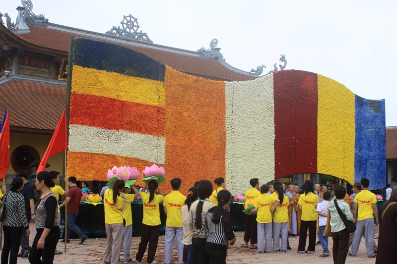 Xác lập kỷ lục lá cờ phật giáo bằng hoa lớn nhất Châu Á tại Ninh Bình sáng 7/5 (Ảnh Dân Trí)