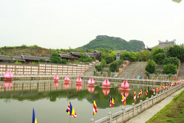 Khuôn viên xung quanh chùa Bái Đính được tô điểm, trang trí cờ hoa rực rỡ chào đón Vesak 2014