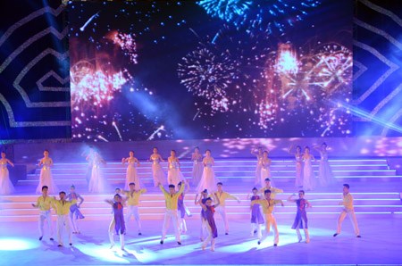 Giới thiệu phần trình diễn của Hồ Quỳnh Hương nhưng khán giả chỉ thấy vũ đạo theo tiếng hát nhép của ca sỹ