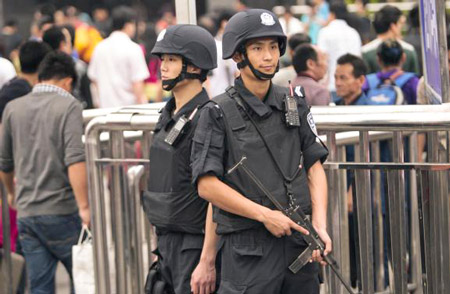 Cảnh sát đứng gác tại nhà ga Quảng Châu sau vụ tấn công bằng dao ngày 6/5