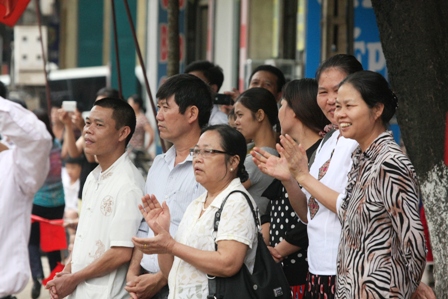 Người dân Điện Biên đứng hàng giờ đồng hồ để xem diễu binh, với họ, Điện Biên là một điều gì đó đặc biệt