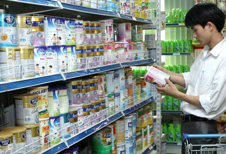 Người tiêu dùng đang kỳ vọng giá sữa sẽ giảm mạnh sau khi được áp trần