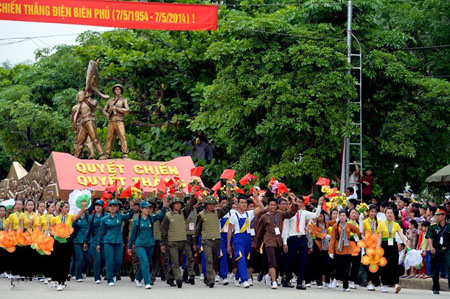 Sau Lễ mít tinh là màn diễu binh, diễu hành của 15.000 người chia thành 37 khối vũ trang và nhân dân Việt Nam (Ảnh Zing)