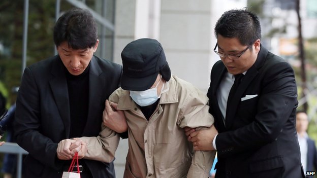 Ông Kim (giữa) là Giám đốc điều hành của Công ty hàng hải bị bắt giữ ngày 8/5 tại nhà riêng