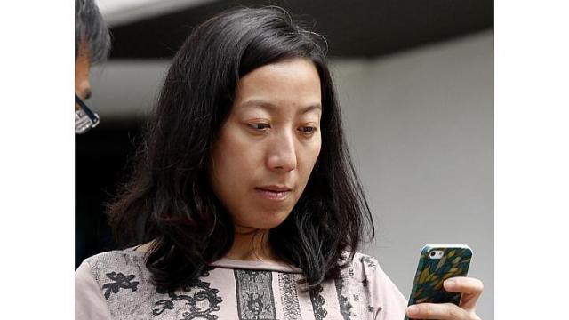 Bà Lee Hwei Ting Joyce, 44 tuổi bị phạt hơn 220 triệu VNĐ vì tội uống rượu lái xe và chống người thi hành công vụ