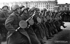 Hồng quân Liên Xô duyệt binh trước khi tiến ra mặt trận ngày 7/11/1941