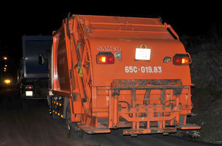 Xe rác của Cần Thơ bị người dân chặn lại không cho vào Nhà máy rác Phương Thảo