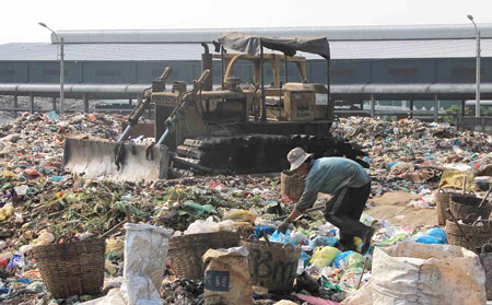 Bãi rác Hòa Phú nằm bên cạnh Nhà máy rác Phương Thảo