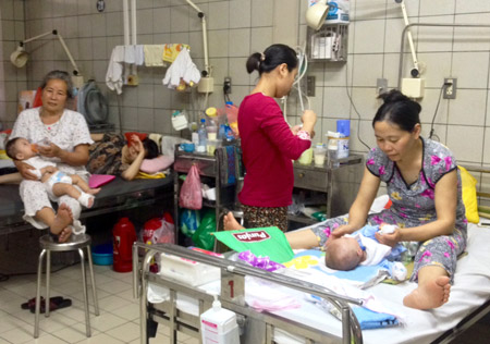 Mới đầu hè, lượng bệnh nhi nhập viện Bạch Mai đã gia tăng