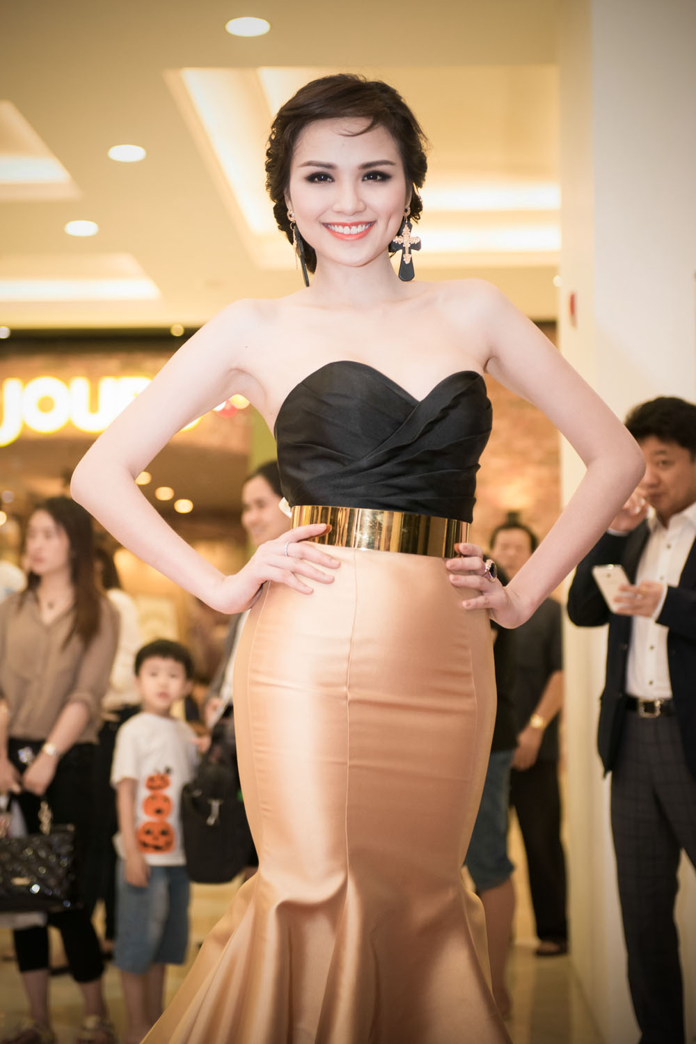  Đây là lần đầu tiên Diễm Hương xuất hiện lại sau scandal nói dối tình trạng hôn nhân để dự thi Hoa hậu Hoàn vũ 2012. 