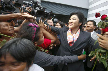 Cựu Thủ tướng Thái Lan Yingluck Shinawatra và những người ủng hộ trước Văn phòng Quốc ngày 7/5/2014