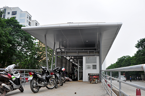 Nhà chờ được thiết kế hiện đại với đầy đủ công năng theo tiêu chuẩn quốc tế, bề rộng 5m và tổng diện tích 129m2, theo chuẩn thiết kế tuyến buýt nhanh quốc tế, phù hợp với đặc thù giao thông trên các tuyến phố Hà Nội.