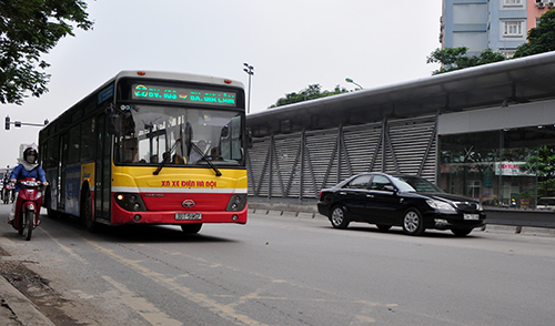 Hanoi BRT có mức đầu từ khoảng 55 triệu USD, dự kiến đưa vào sử dụng quý 2 năm 2015. Đây là mô hình hiện đại, thay thế phần nào tuyến xe buýt trước đây về mặt an toàn khi xe vào bến, tốc độ cao và phù hợp với sự phát triển của giao thông đô thị.