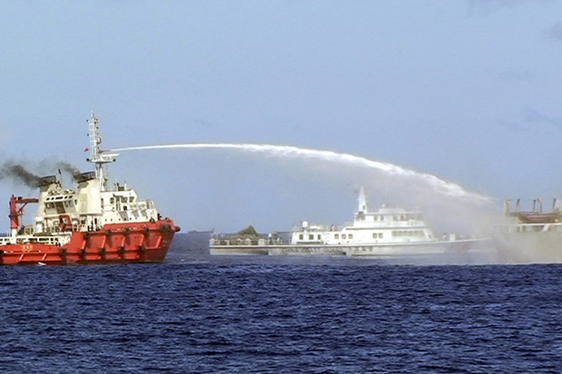 Hình ảnh tàu Trung Quốc dùng vòi rồng phun nước sang tàu Kiểm Ngư Việt Nam