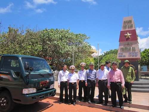 Thay mặt Bộ trưởng Đinh La Thăng, đoàn công tác của Bộ GTVT đã trao tặng quân dân đảo Trường Sa lớn một xe bán tải phục vụ vận chuyển hàng hoá trên đảo