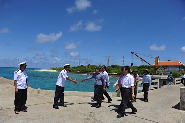 Thứ trưởng Nguyễn Văn Công tới thăm các thuỷ thủ trên tàu Hải Đăng 05 - tàu chuyên chở hàng tiếp tế ra các hải đăng trên quần đảo Trường Sa