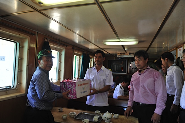 Thứ trưởng Nguyễn Văn Công tặng quà cho thuỷ thủ tàu Hải Đăng 05