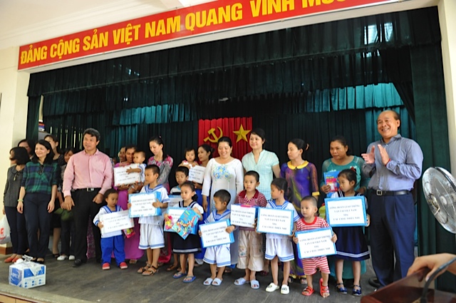 Thứ trưởng Nguyễn Văn Công, Chủ tịch Công đoàn GTVT Đỗ Nga Việt tặng quà cho các hộ dân trên đảo Trường Sa lớn