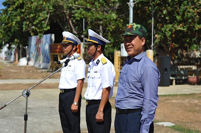 Chỉ huy đảo Trường Sa lớn và Thứ trưởng Nguyễn Văn Công duyệt đoàn diễu hành 