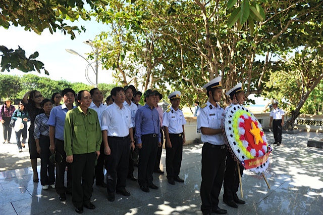 Thứ trưởng Nguyễn Văn Công, Chủ tịch Công đoàn GTVT VN Đỗ Nga Việt, Phó bí thư thường trực Đảng uỷ Bộ GTVT Đỗ Văn Thuật cùng đoàn công tác viếng 