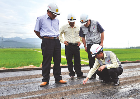 Tổng Giám đốc Lê Ngọc Hoa (người đầu tiên từ phải sang) kiểm tra chất lượng dự án do Cienco4 thi công