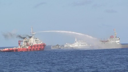 Tàu Trung Quốc sử dụng vòi rồng phun nước với áp lực mạnh làm hỏng hóc thiết bị, vỡ cửa kính của tàu kiểm ngư Việt Nam.