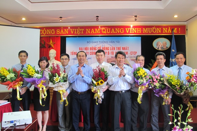 Thứ trưởng Lê Đình Thọ và Chủ tịch Công đoàn GTVT VN Đỗ Nga Việt tặng hoa chúc mừng HĐQT mới của Vinamotor