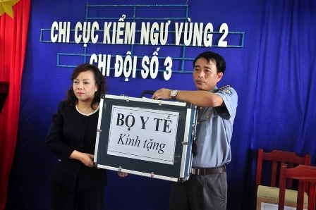 Bộ trưởng Nguyễn Thị Kim Tiến trao tủ thuốc cá nhân đến lực lượng Kiểm ngư (Ảnh: Dân Trí)