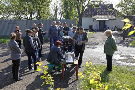 Người dân địa phương tham gia bỏ phiếu tại một trong những điểm bỏ phiếu ở Luhansk 