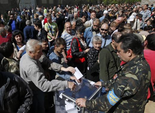 Nô nức người dân xếp hàng bỏ phiếu tại điểm bỏ phiếu khu vực Donetsk