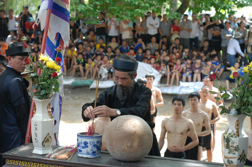 Trước khi bước vào thi đấu, những người tham gia thi cầu phải làm lễ tế Đức Thánh Tam Giang trong làng.