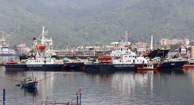 Hai tàu Cảnh sát biển 2012 và 4033 đã được sửa chữa xong tại cảng Sông Thu, Đà Nẵng. (Ảnh: TTXVN)