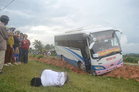 Tài xế Nguyễn Thế Cường nằm ngủ ngon lành bên chiếc xe tai nạn vì quá say