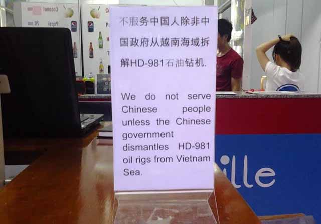 Một quán cafe tại Nha Trang cũng đã xuất hiện bảng thông báo không phục vụ người Trung Quốc bằng 3 thứ tiếng