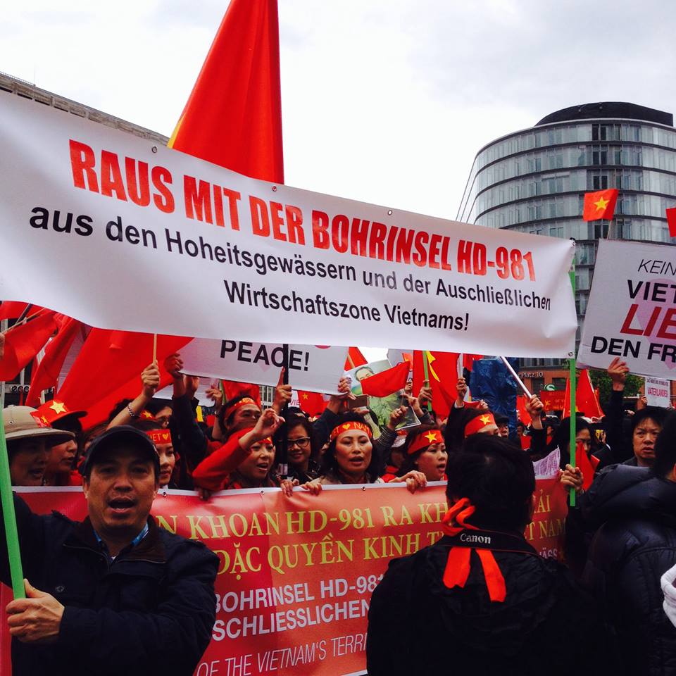 Kiều bào tại Berlin (Đức) xuống đường phản đối hành động của Trung Quốc