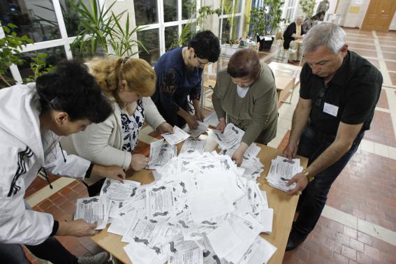Các thành viên Ủy ban bầu cử địa phương kiểm phiếu vào cuối ngày bầu cử 11/5