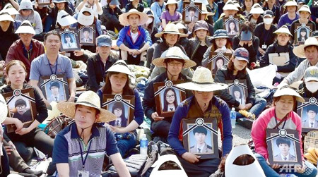 Người nhà nạn nhân vụ chìm phà Sewol biểu tình