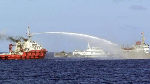 Tuyên bố cũng kêu gọi cộng đồng quốc tế phản đối hành động kiêu khích nguy hiểm của Trung Quốc, vì một thế giới hòa bình và phát triển bền vững (Tàu Trung Quốc xịt vòi rồng vào tàu chấp pháp của Việt Nam (Ảnh: Cảnh sát biển Việt Nam)