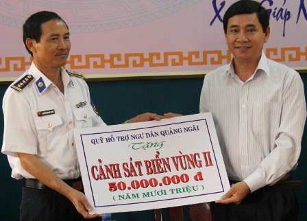 Đại tá Nguyễn Quang Trung – Chỉ huy trưởng Vùng Cảnh sát 2 tiếp nhận tiền từ “Quỹ hỗ trợ ngư dân Quảng Ngãi” và Tỉnh đoàn Quảng Ngãi
