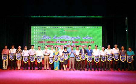 Tổng Giám đốc Transerco Nguyễn Phi Thường trao Cờ lưu niệm cho các đơn vị tham gia Liên hoan