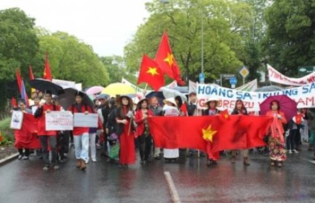 Hôm qua, bất chấp thời tiết mưa lạnh, hàng trăm người Việt tại Đức cũng tổ chức tuần hành trước Tổng Lãnh sự quán Trung Quốc tại thành phố Frankfurt. (Ảnh: Lienhiepnguoiviet)