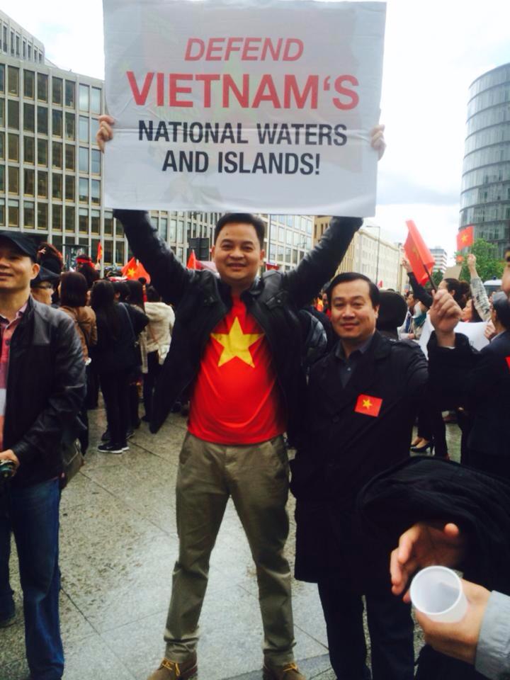 Anh Khoa một người Việt đang kinh doanh tại Đức đã nghỉ việc để xuống đường biểu tình