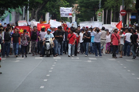 Người dân TP Hồ Chí Minh xuống đường phản đối Trung Quốc