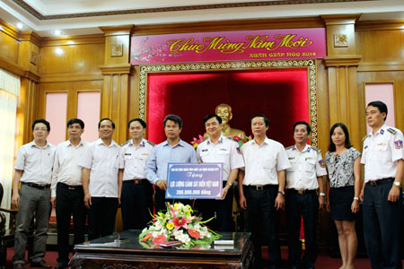 Lãnh đạo và nhân viên Cục Cảnh sát biển Việt Nam xúc động về sự quan tâm, chia sẻ của ngành GTVT.