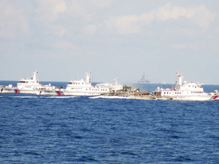 Những ngày qua Trung Quốc huy động rất nhiều tàu lớn với chiến thuật dàn hàng ngang để bảo vệ việc hạ đặt trái phép giàn khoan HD- 981 trên vùng biển của Việt Nam. 